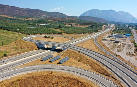 Η μετατροπή της Ιονίας Οδού στον πιο πράσινο αυτοκινητόδρομο της χώρας “στηρίζεται” σε βάσεις στήριξης φωτοβολταϊκών της ΜΕΤΑΛΟΥΜΙΝ