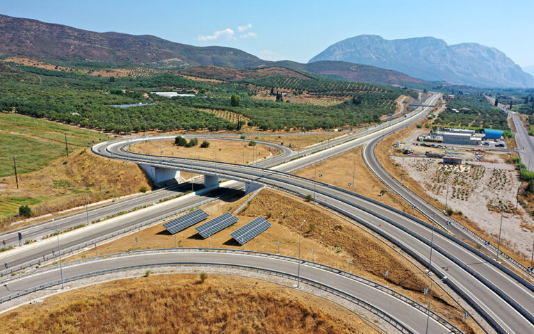 Η μετατροπή της Ιονίας Οδού στον πιο πράσινο αυτοκινητόδρομο της χώρας “στηρίζεται” σε βάσεις στήριξης φωτοβολταϊκών της ΜΕΤΑΛΟΥΜΙΝ